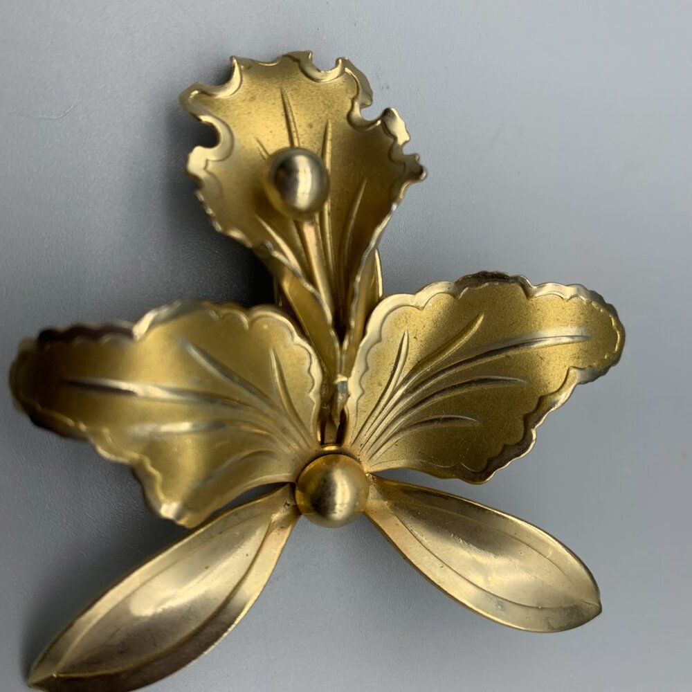 Gold-tone 2.5 inch Metal Calla Lily Brooch Pin - Picture 2 of 4